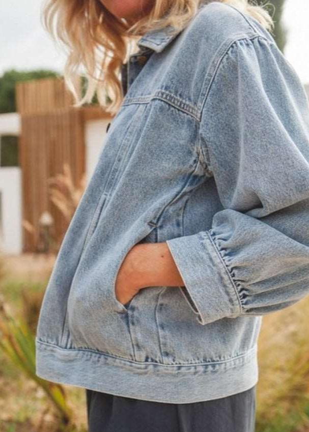 Femme portant une veste en jean intemporelle de la marque Marlot Paris