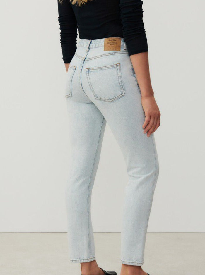 Femme portant un jean fit bleu clair